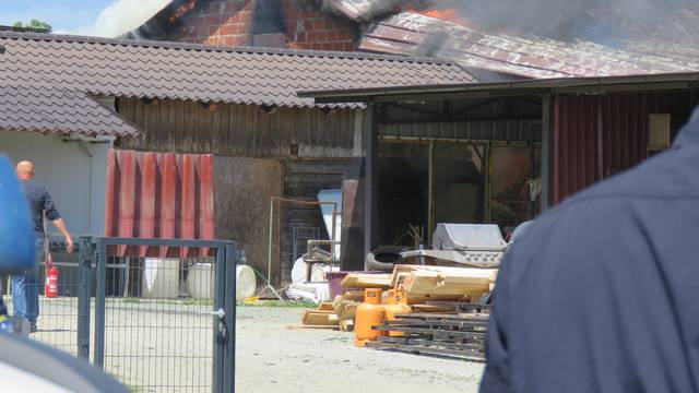 Požar kod Požege: Izgorio dio stoke i poljoprivredni strojevi