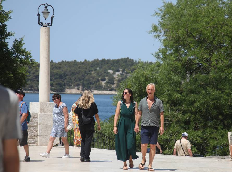 Šibenik: Po najve?oj temperaturi turisti razgledavaju ljepote grada