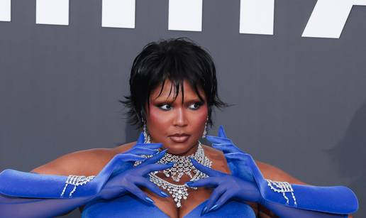 FOTO Lizzo skinula kile pa se hvali figurom: Na bradavicama je 'nosila' ogrlicu i &scaron;okirala sve