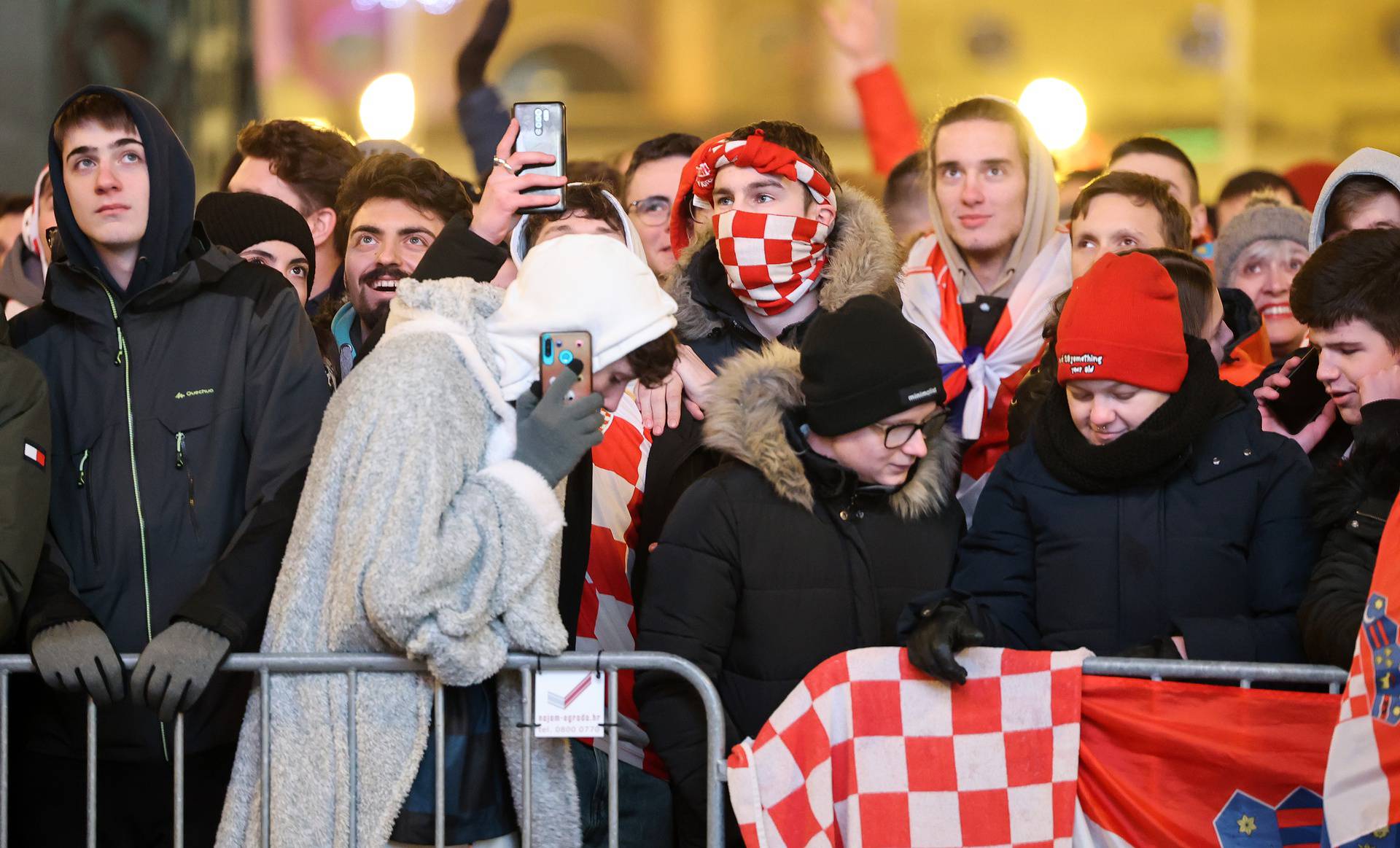 Zagreb: Navijači gledaju utakmicu između Hrvatske i Argentine na Trgu bana Josipa Jelačića