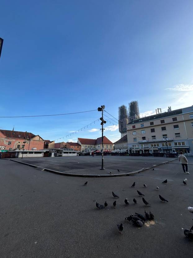 FOTO Dolac izgleda sablasno: S platoa su maknuli sve štandove