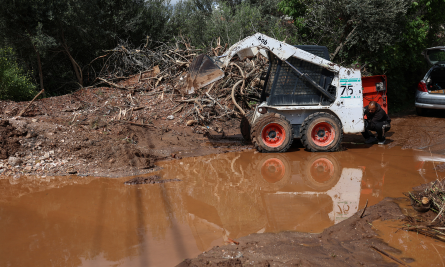 FOTO Prometni kolaps u Grčkoj: Poljak se utopio kod Atene, a Kretu 'obojio' pijesak iz Sahare