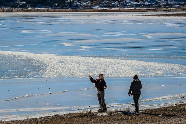 Park prirode Blidinje i zaleđeno jezero tijekom sunčanog zimskog dana