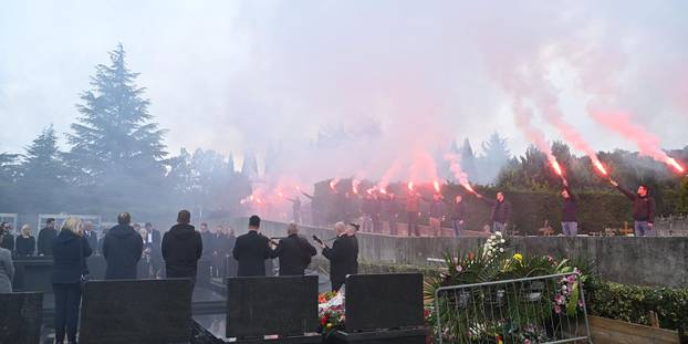 FOTO Armada je uz bakljadu ispratila dopredsjednika Rijeke Deana Šćulca na vječni počinak
