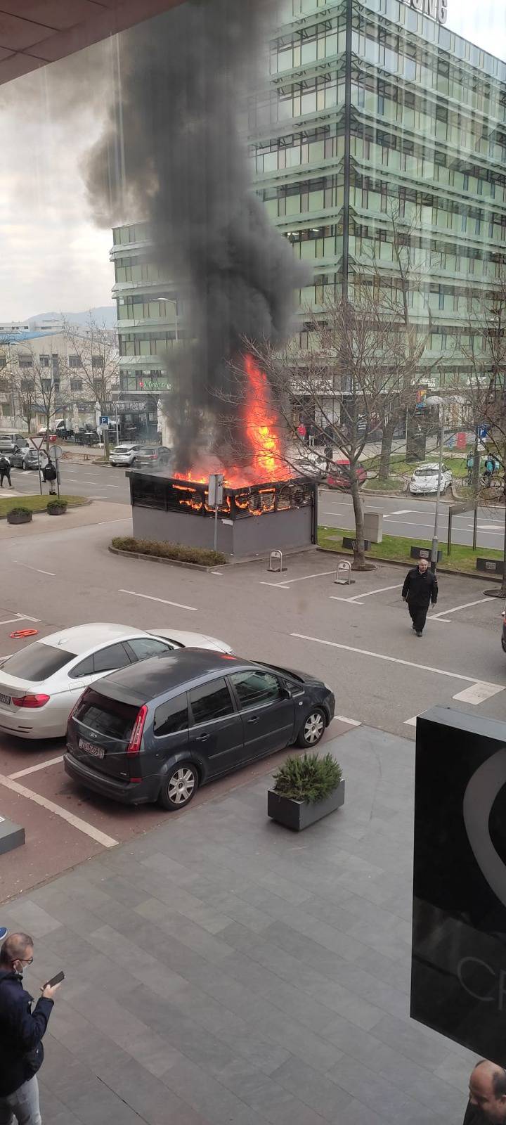 Gorjelo na Vukovarskoj: Zapalio se kontejner u smetlarniku, na teren  izašlo osam vatrogasaca