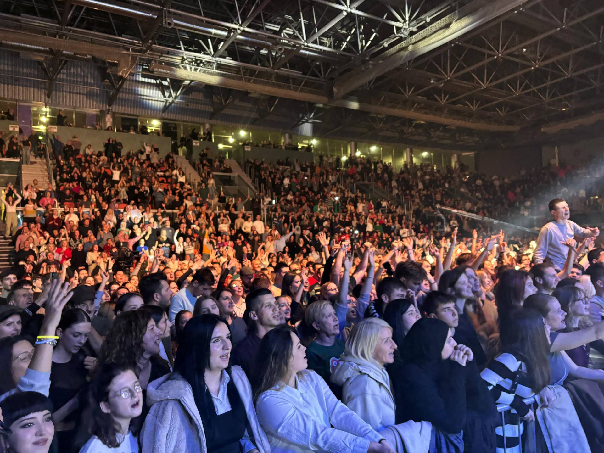 Humanitarni koncert u Zenici ujedinio zvijezde: Nastupili Plavi Orkestar, Gibonni, Bešlić...