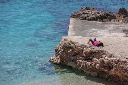 Dubrovnik: Posjetitelji plaže Banje uživaju u sunčanom danu