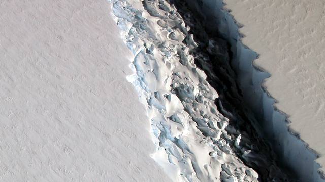 Antarktika je pred pucanjem: Pukotina u ledu sve brže se širi