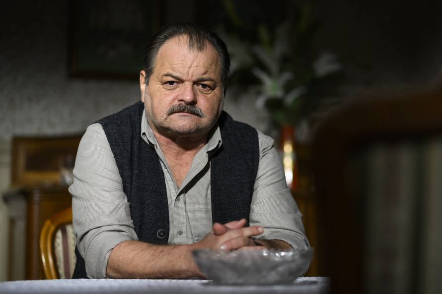 Zagreb, 07.10.2025 - Glumci RTL serije Divlje pcele poziraju na setu u studiju Jadran filma