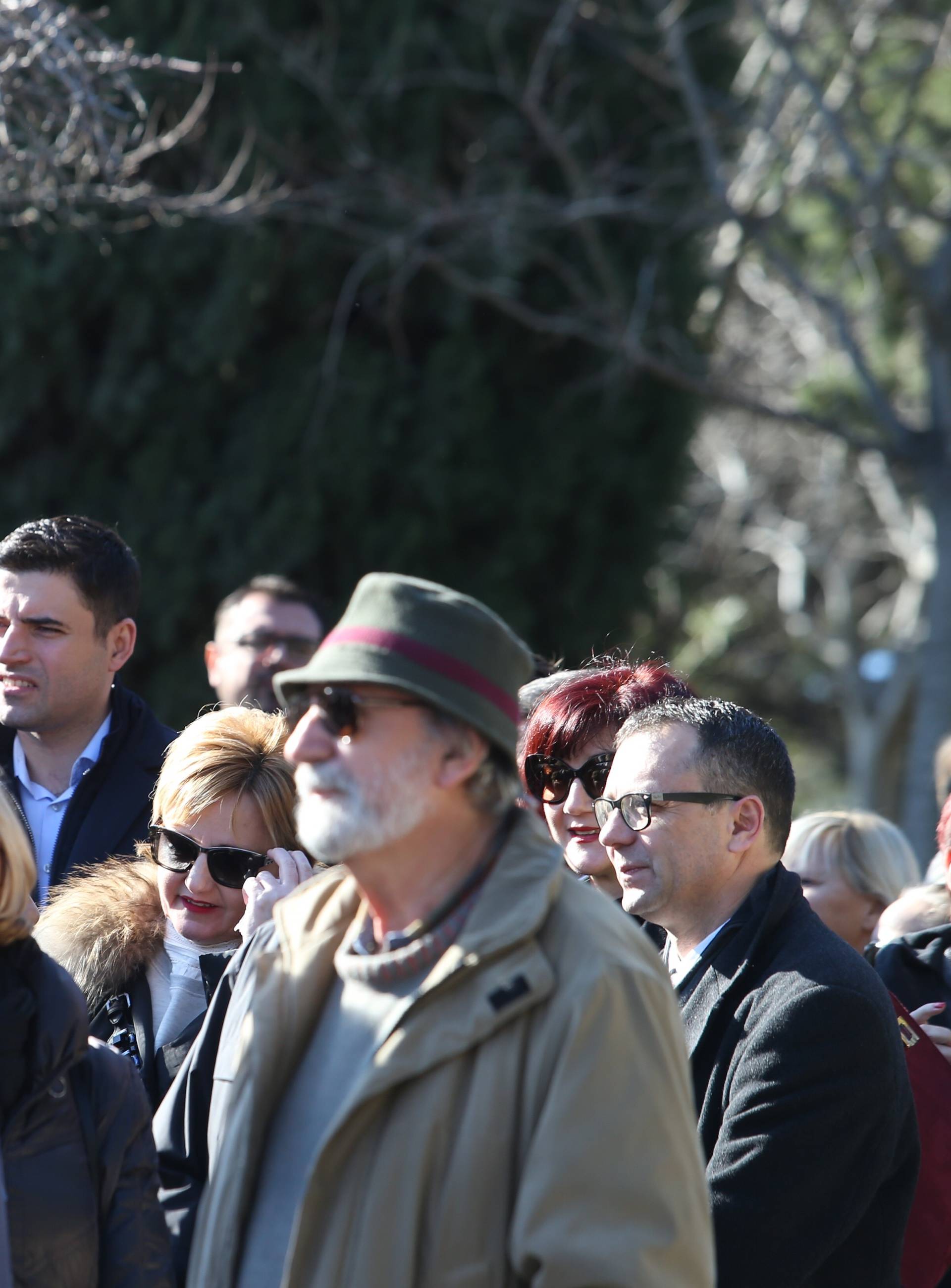 Tisuće ljudi oprostilo se od Predraga Lucića na Lovrincu