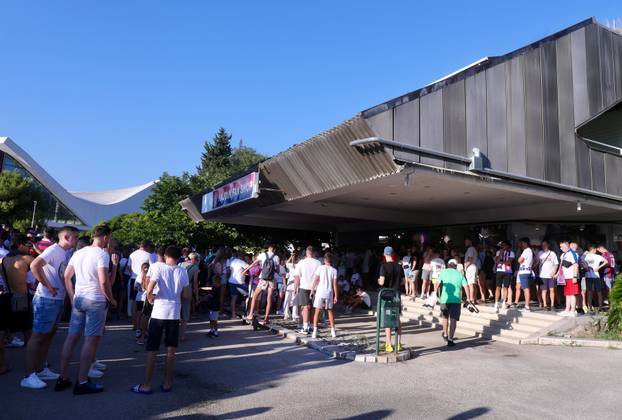 Split: Okupljanje navijača Hajduka ispred fan shopa povodom dolaska Ivana Rakitića