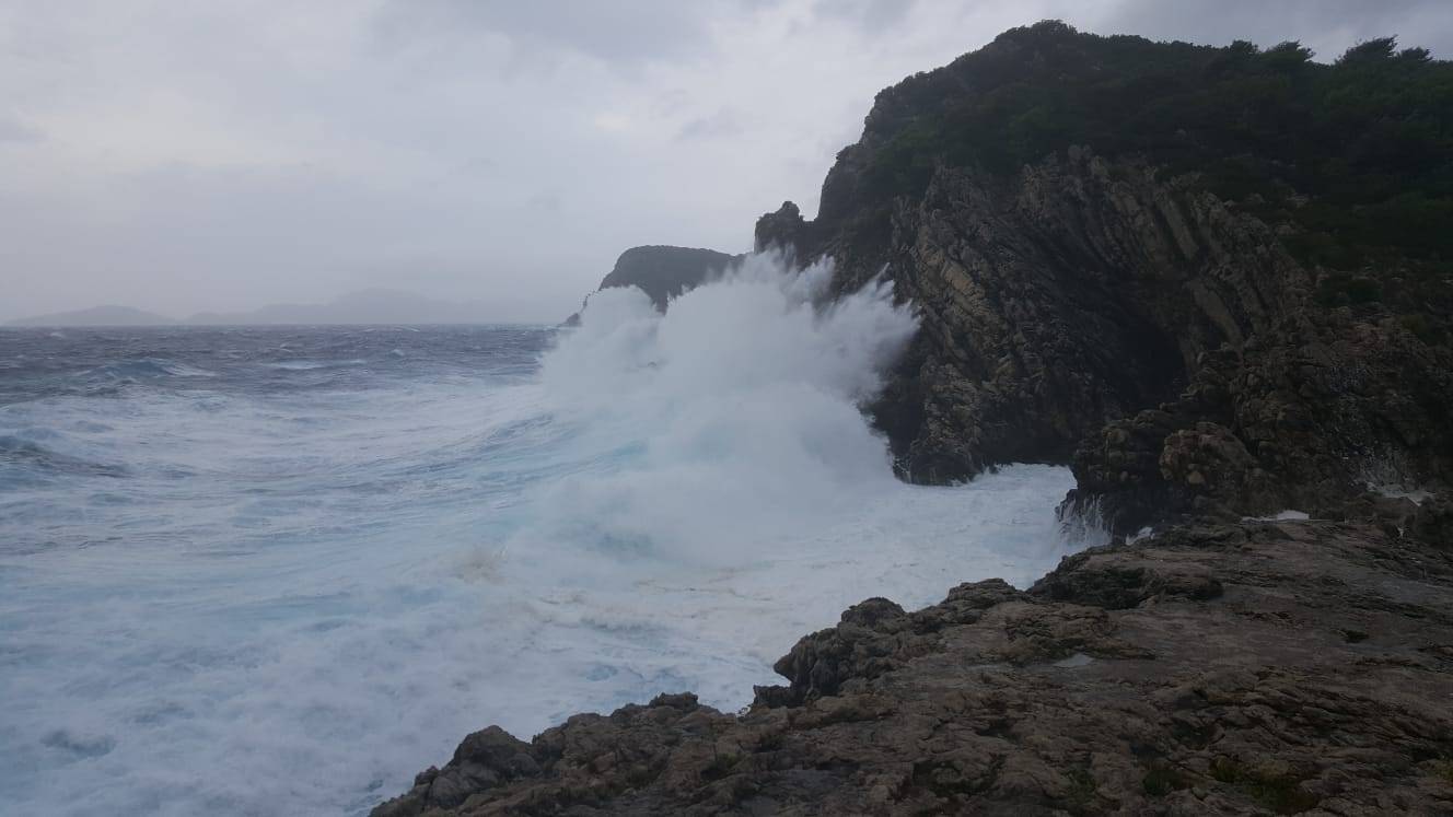 Crveni meteoalarm: Trajekti ne voze, najgore je tek pred nama