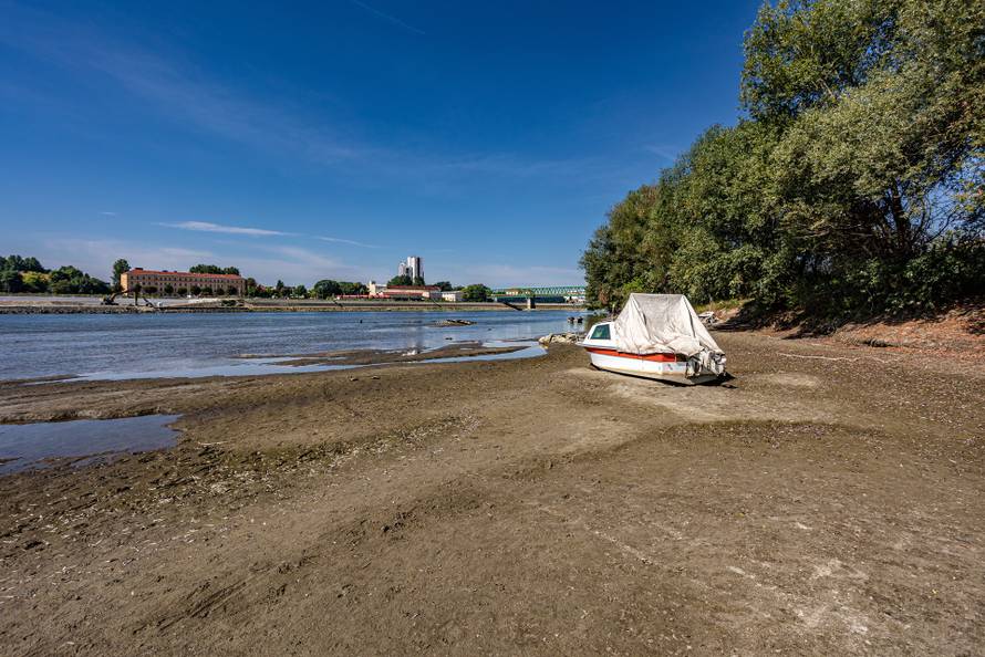 Nizak vodostaj rijeke Drave kod Osijeka
