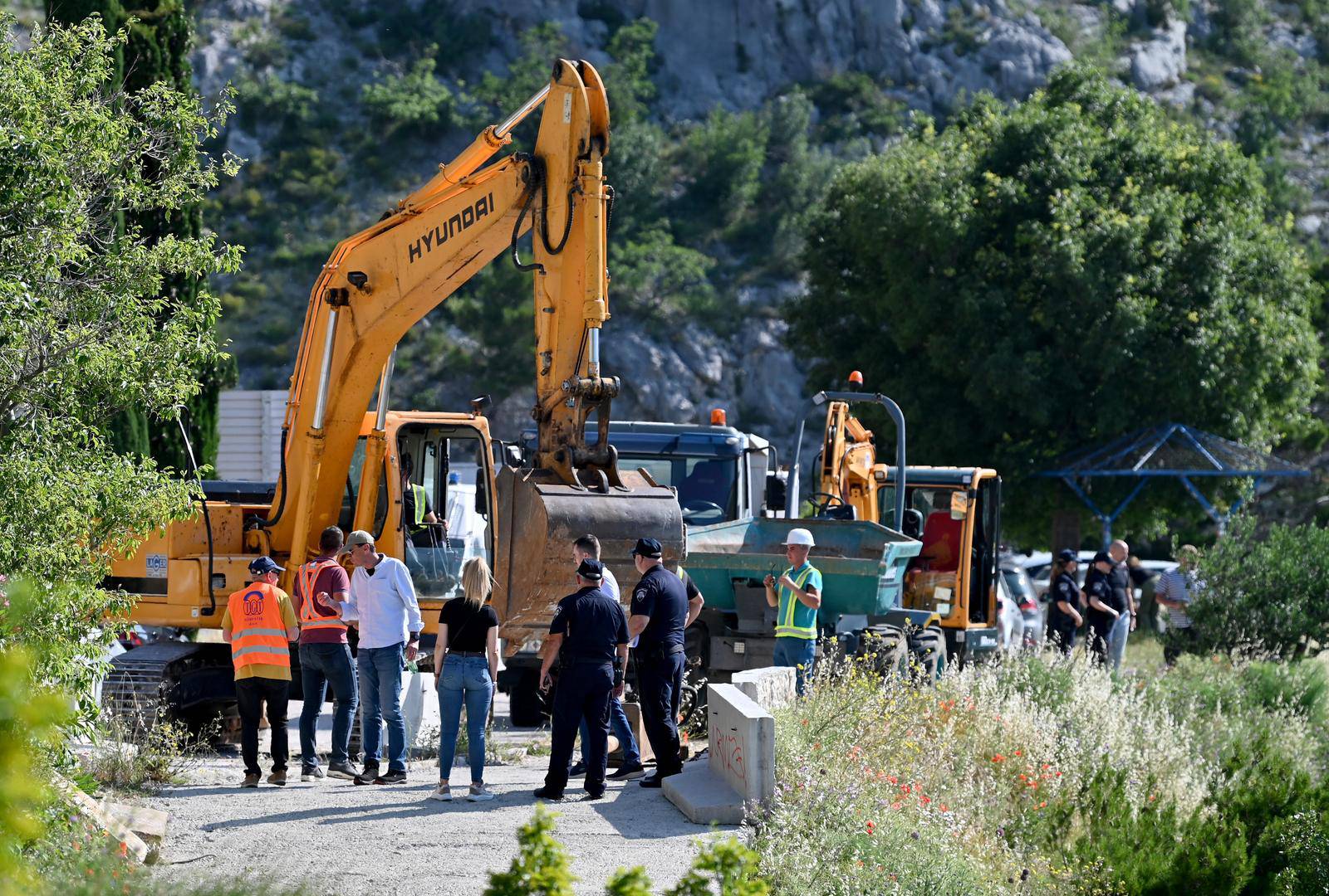 Započelo rušenje sedam bespravno sagrađenih objekata u uvali Vruja kod Brela