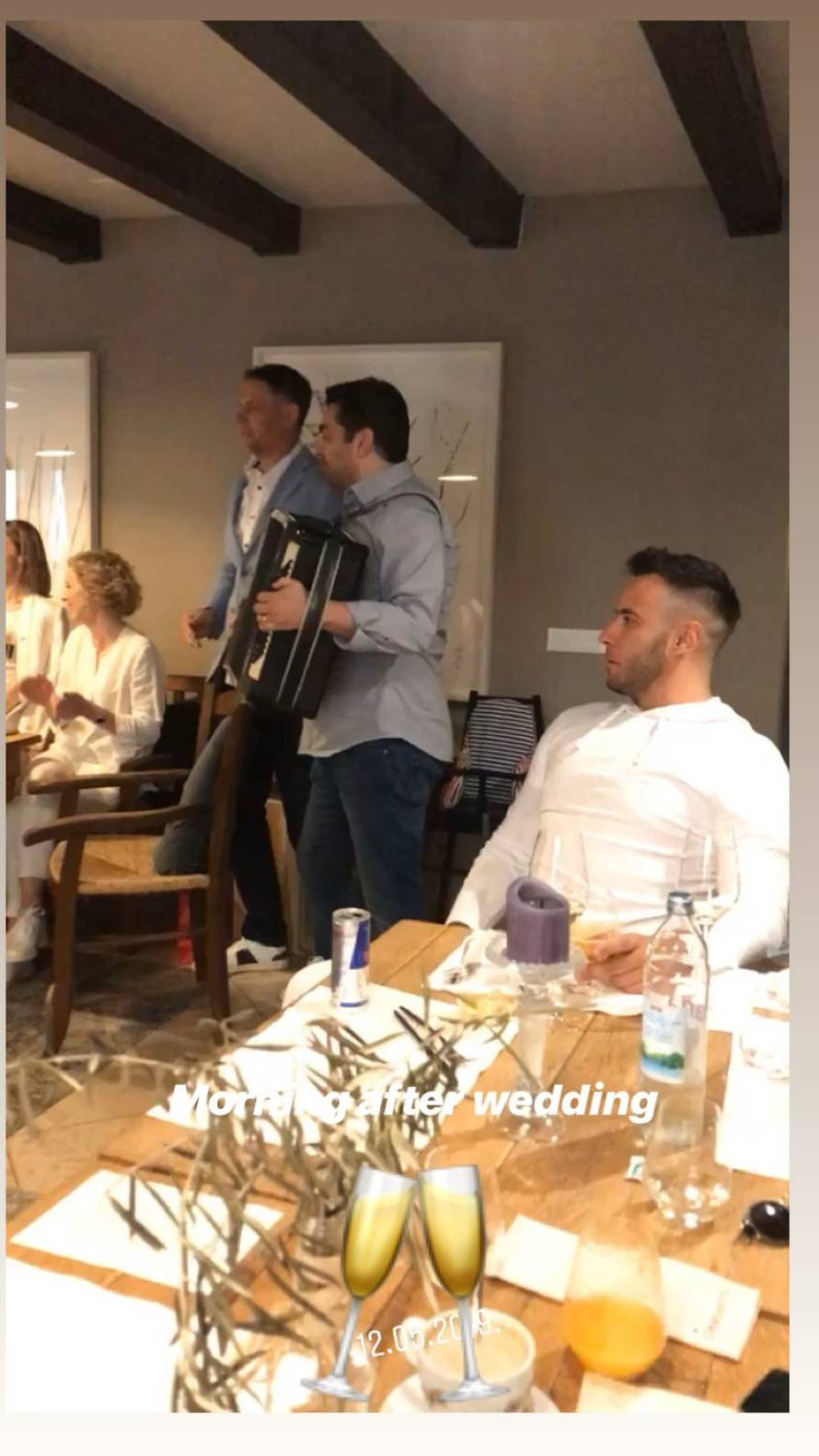 Nenad je u ogrtaču i papučama 'zgrabio' punicu pa su zaplesali