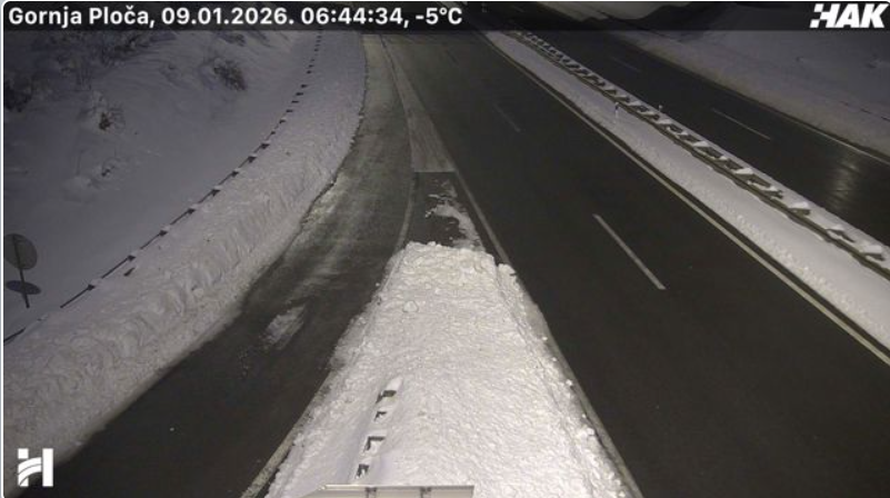 Zaledio vam se auto? Evo što niti slučajno ne smijete raditi