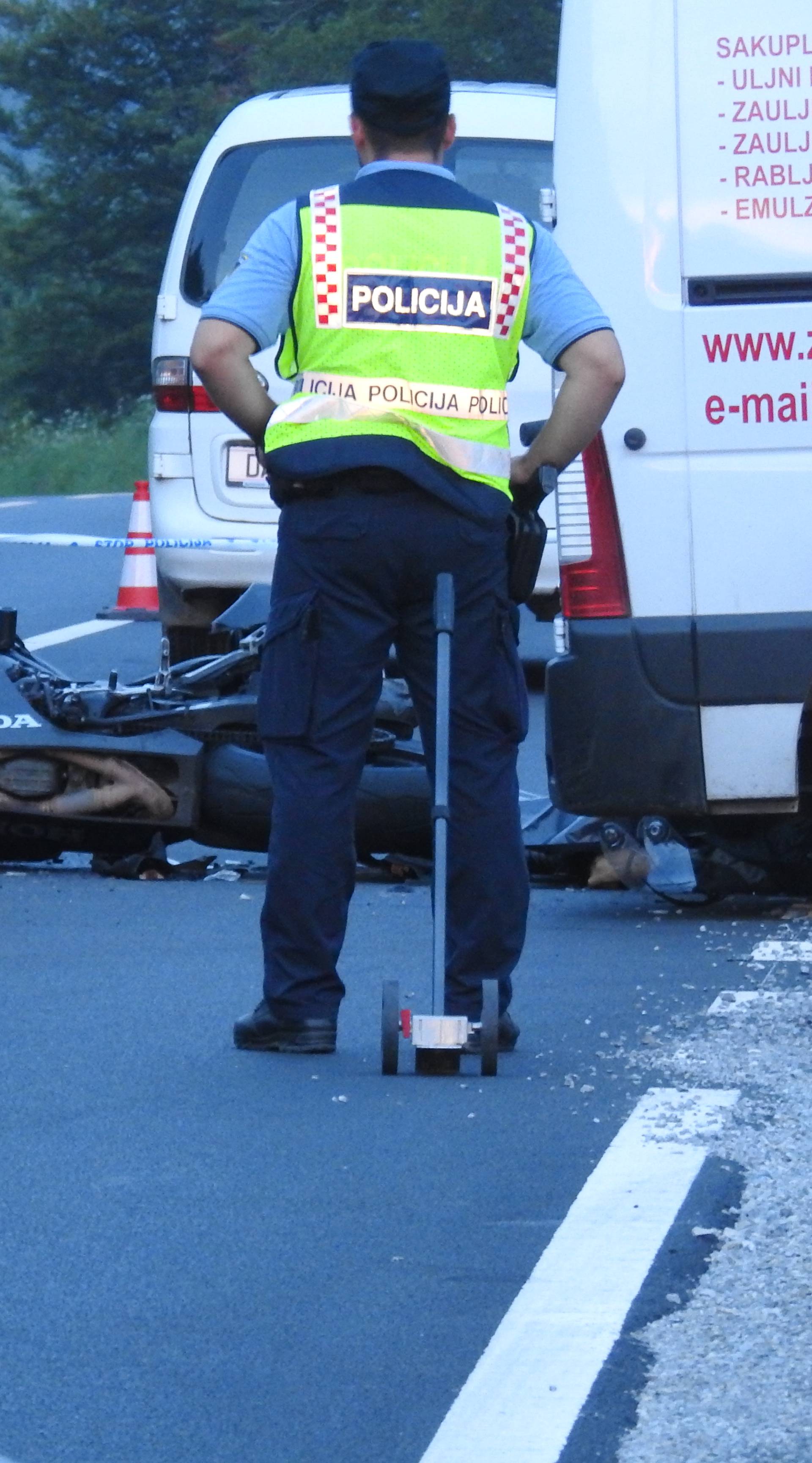 Mladi motorist pretjecao kombi i udario u njega, pao i preminuo