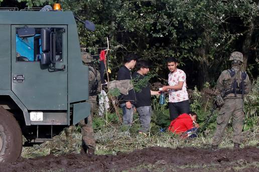 Poljska:  Pronašli  ekstremistički sadržaj na mobitelima migranta