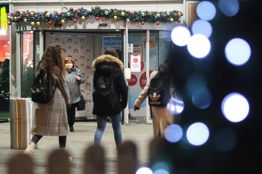 Gužve ispred zagrebačkih trgovačkih centara zbog Black Fridayja