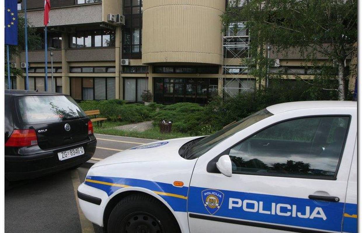 Roditelji istukli policajce jer su im uhitili sina