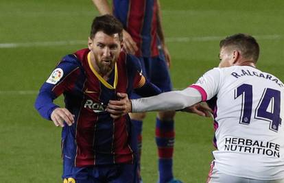 Sudac pogurao Barcelonu, a na njega se žalio Messi: 'Pokušava mi dati karton, nevjerojatno...'