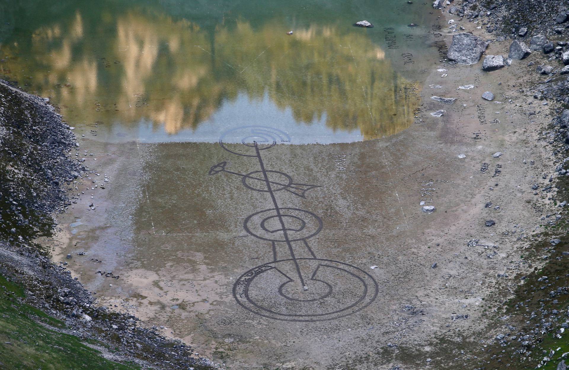 Imotski: Ocrtani krugovi na dnu Modrog jezera