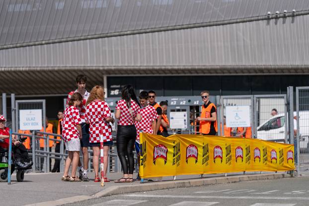 Rijeka: Navijači dolaze na stadion na prijateljsku utakmicu Hrvatske i Belgije uoči Svjetskog prvenstva