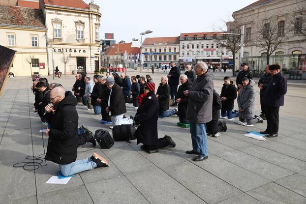 Dok u Osijeku jedni mole, drugi pak redovito u prosvjedu