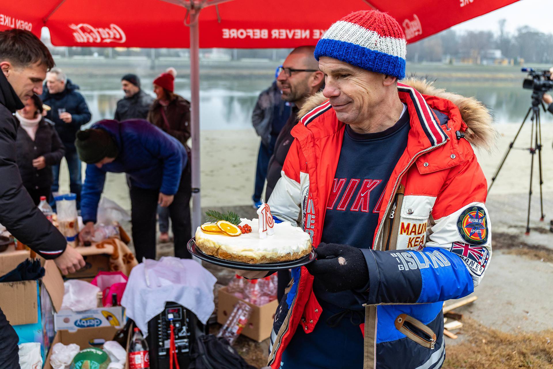 Po kišnom i hladnom vremenu kupalo se i igralo picigin na popularnoj Kopiki na rijeci Dravi u Osijeku