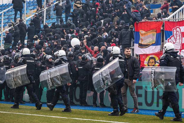 Utakmica Kupa Srbije između Novog Pazara i Crvene zvezde prekinuta je već u prvoj minuti nakon sukoba navijača beogradskog kluba i policije