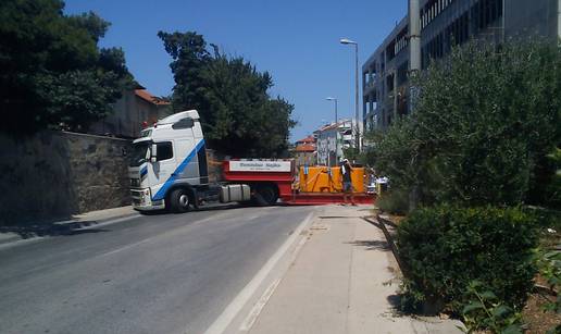 Kamion zaglavio u ulici, vozači se nervozno okretali na cesti