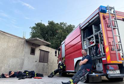 FOTO Nakon cjelonoćne borbe s buktinjom kod  Žrnovnice ovako su vatrogasci dočekali smjenu