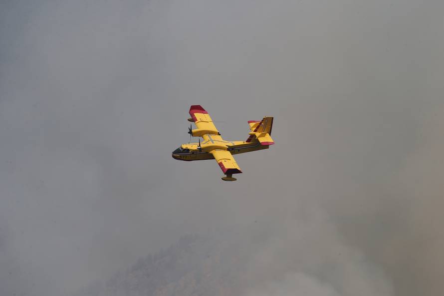 Kanader pomaže u gašenju, u Makarsku stiže i 150 vojnika