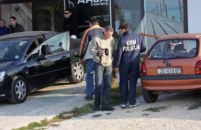 Zadar: Usred noći bacili bombu između dva auta 