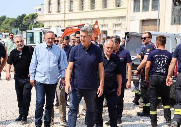 Premijer Andrej Plenković u obilasku požarišta u Omišu