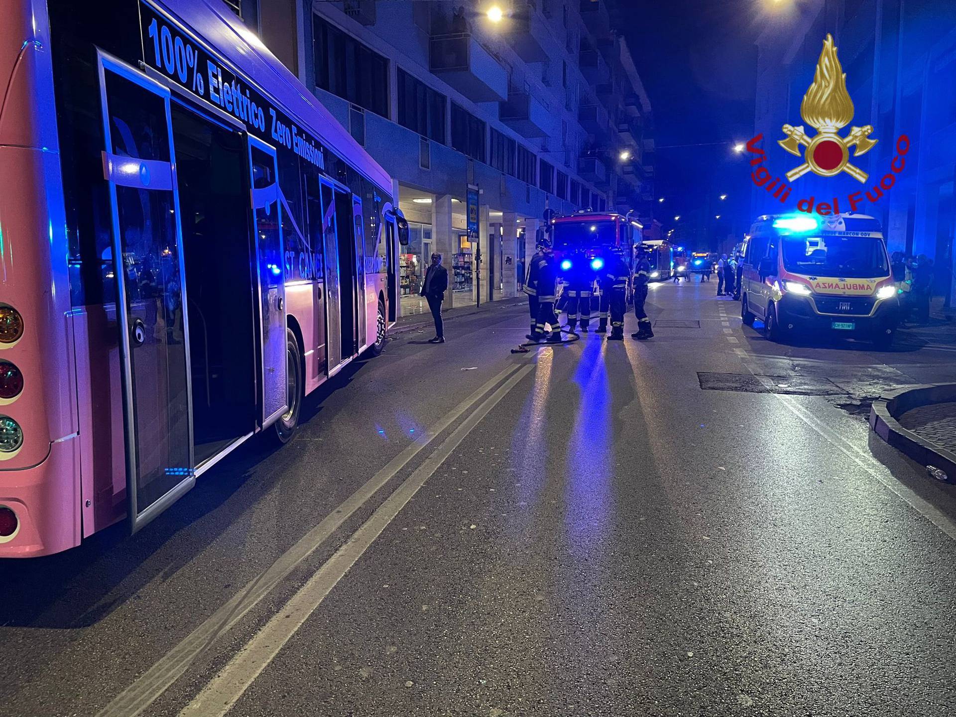 FOTO U novoj nesreći autobusa u Veneciji ozlijeđeno je 15 ljudi nakon što se bus zabio u zgradu