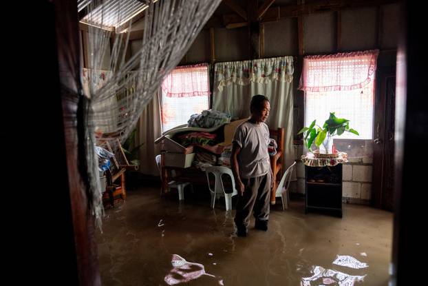 Flood in Nueva Ecija, Philippines amid super typhoon Man-yi