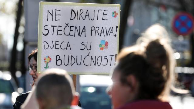Zagreb: Prosvjed majki odgojiteljica ispred Poglavarstva grada 