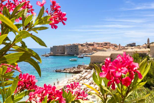 Dubrovnik: Gradske plaže već su pune kupača