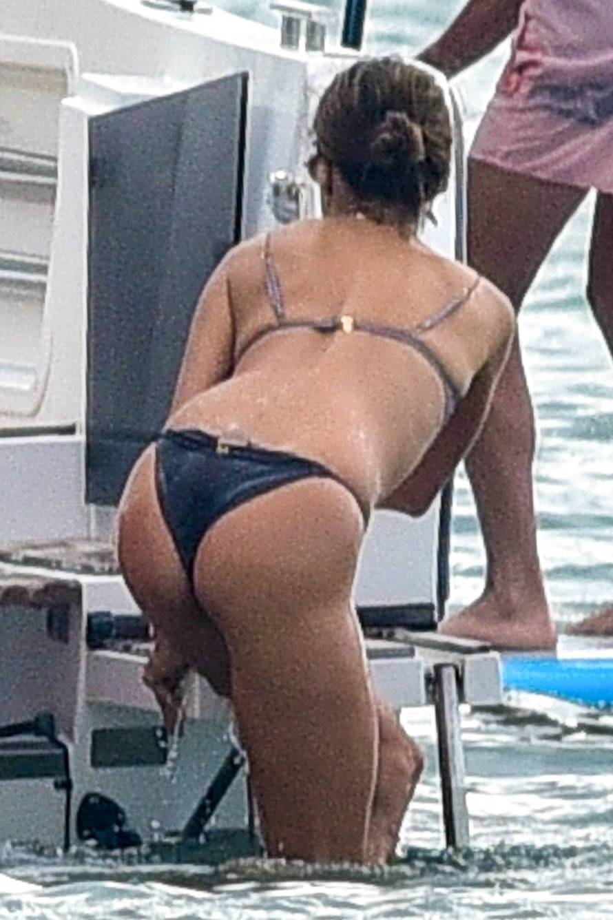 Alessandra Ambrosio shows off her supermodel curves while playing beach tennis