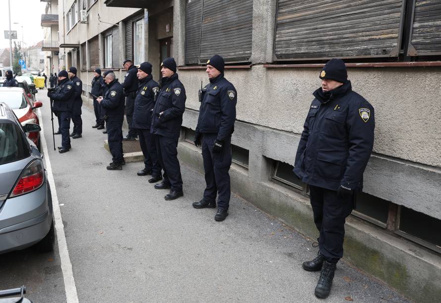 Prosvjednici  su stigli pred stan Tomislava Tomaševića i najavili  da će pjevati Thompsonove pjesme 