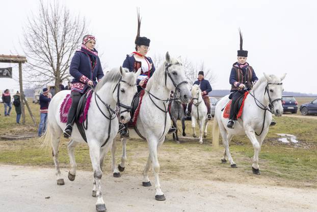 Đakovački bušari – pokladno jahanje u Širokom Polju