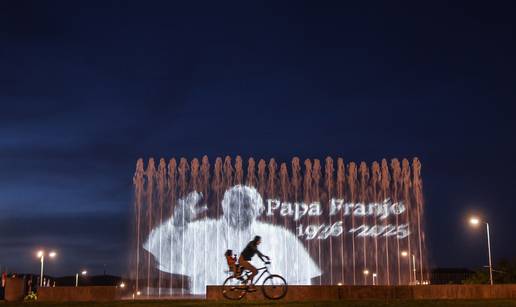 FOTO U Zagrebu osvijetljene fontane u čast preminulog Pape