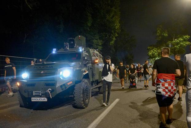Oklopno policijsko vozilo na koncertu Marka Perkovića Thompsona