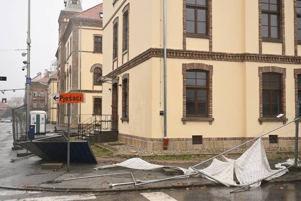 Zagreb: Olujni vjetar rušio bicikle i skele 