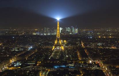 Gase se svjetla na Eiffelovom tornju u čast kraljici Elizabeti