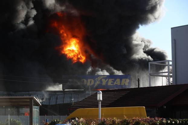 Sveta Nedelja: Požar u skladištu guma, hitne službe su na terenu