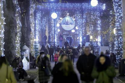 Zagreb: Gužva na Zrinjevcu podsjetila na prošlogodišnji Advent