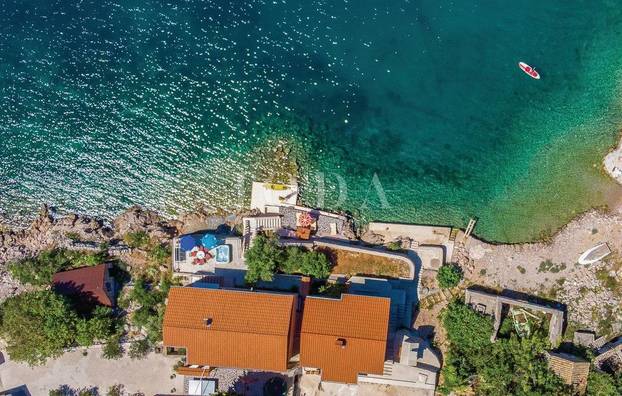 FOTO Netko u Hrvatskoj prodaje kuću na samoj obali: 'Spaja se s morem.' Cijena će vas iznenaditi