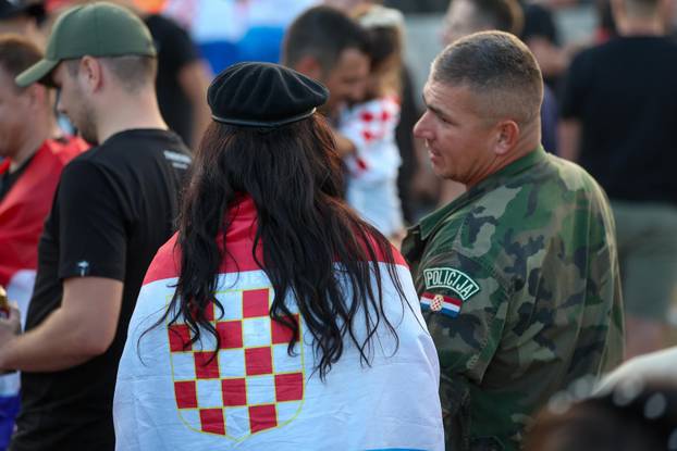 Sinj: Thompsonovi obožavatelji čekaju početak koncerta na hipodromu